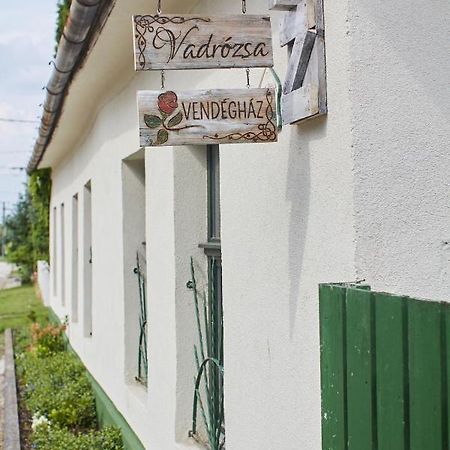 Vadrozsa Vendeghaz Racalmas Pensionat Exteriör bild