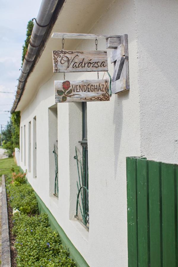 Vadrozsa Vendeghaz Racalmas Pensionat Exteriör bild